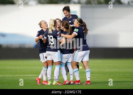 Yui Hasegawa (au centre) de West Ham United célèbre avec ses coéquipiers après avoir marquant le premier but du match de sa partie lors du match de la Super League des femmes FA à l'Academy Stadium, Manchester. Date de la photo: Dimanche 3 octobre 2021. Banque D'Images