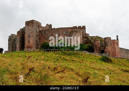 Le château de Bamburgh, situé sur une colline, a été construit autour d'un donjon normand du XIe siècle par Henry ll et restauré au XIXe siècle par Lord Armstrong Banque D'Images