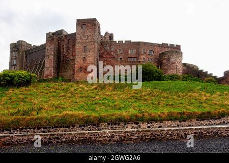 Le château de Bamburgh, situé sur une colline, a été construit autour d'un donjon normand du XIe siècle par Henry ll et restauré au XIXe siècle par Lord Armstrong Banque D'Images