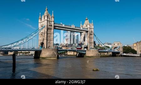 Tour de la Tamise sur la rivière Bradge, ville de Londres Banque D'Images