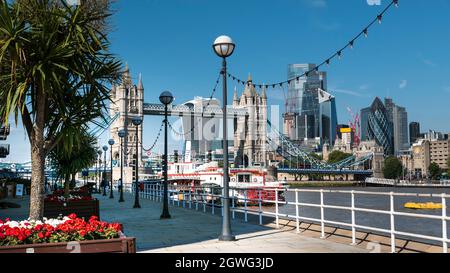 Tour de la Tamise sur la rivière Bradge, ville de Londres Banque D'Images