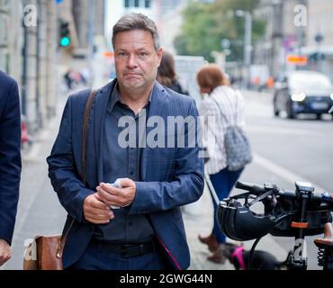 Berlin, Allemagne. 03ème octobre 2021. Robert Habeck, dirigeant fédéral de Bündnis 90/Die Grünen, assistera aux discussions exploratoires de son parti avec le SPD. Credit: Kay Nietfeld/dpa/Alay Live News Banque D'Images