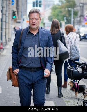 Berlin, Allemagne. 03ème octobre 2021. Robert Habeck, dirigeant fédéral de Bündnis 90/Die Grünen, assistera aux discussions exploratoires de son parti avec le SPD. Credit: Kay Nietfeld/dpa/Alay Live News Banque D'Images