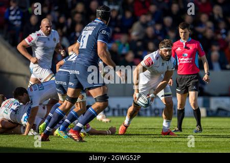 3 octobre 2021; AJ Bell Stadium, Eccles, Greater Manchester, Angleterre: Gallagher Premiership Rugby, sale v Exeter ; Don Armand de Exeter Chiefs passe le ballon Banque D'Images