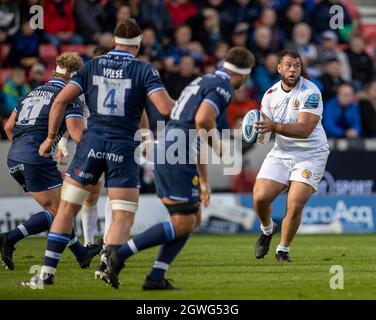 3 octobre 2021; AJ Bell Stadium, Eccles, Greater Manchester, Angleterre: Gallagher Premiership Rugby, sale v Exeter ; Josh Iosefa-Scott de Exeter Chiefs passe le ballon Banque D'Images