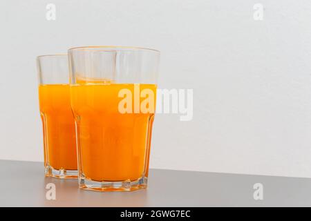 Deux verres de jus d'orange sur la table avec espace de copie Banque D'Images