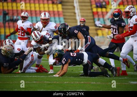 03 octobre 2021, Berlin: American football: All Star Game, European League of football - Team USA: David Akins II (Team USA, l) ne peut pas gagner contre Andy Vera (ELF All-Stars), Zec Goran (ELF All-Stars) et Henrique Dion (ELF All-Stars). Photo: Michael Hundt/dpa Banque D'Images