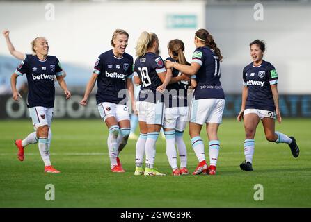 Yui Hasegawa (au centre) de West Ham United célèbre avec ses coéquipiers après avoir marquant le premier but du match de sa partie lors du match de la Super League des femmes FA à l'Academy Stadium, Manchester. Date de la photo: Dimanche 3 octobre 2021. Banque D'Images