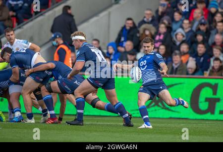 3 octobre 2021; AJ Bell Stadium, Eccles, Greater Manchester, Angleterre: Gallagher Premiership Rugby, sale v Exeter ; Will Cliff of sale Sharks se dégage de la ruck Banque D'Images