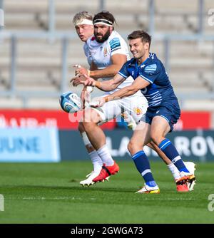 3 octobre 2021; AJ Bell Stadium, Eccles, Greater Manchester, Angleterre: Gallagher Premiership Rugby, sale v Exeter ; Will Cliff of sale Sharks distribue le ballon Banque D'Images