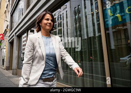 Berlin, Allemagne. 03ème octobre 2021. Annalena Baerbock (Bündnis 90/ Die Grünen), chef du parti, arrive au Helix Hub pour des discussions exploratoires. Credit: Fabian Sommer/dpa/Alay Live News Banque D'Images