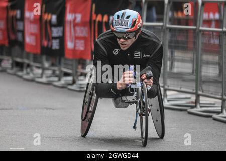 Londres, Royaume-Uni. 03ème octobre 2021. Daniel Romanchuk, 2e place dans la course d'élite pour hommes en fauteuil roulant, au point milliaire 19 de Canary Wharf. Après une absence de 2 ans, le Virgin Money London Marathon est de retour à son parcours traditionnel de Blackheath au Mall. Il est prévu d'être le plus grand marathon organisé n'importe où, avec plus de 40,000 participants, et un nombre similaire de terminer le marathon virtuel sur un parcours de leur choix simultanément. Credit: Imagetraceur/Alamy Live News Banque D'Images