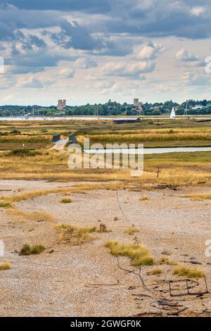 Réserve naturelle nationale d'Orfordness avec le château d'Orford et la rivière Ore en arrière-plan, Suffolk, Angleterre Banque D'Images