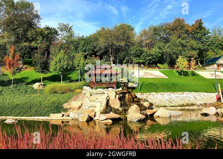 Un beau parc paysager, un lac, des pavillons en bois, un pont rouge dans le style japonais d'Uman, Ukraine, New Sofiyivka. Architecture de jardin, vue Banque D'Images