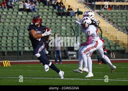 03 octobre 2021, Berlin: American football: All Star Game, European League of football - Team USA: Darius Robinson (Team USA, M) et Darius Lewis (Team USA, r) ne peuvent pas empêcher Remi Bertelin (ELF All-Stars, l) de marquer un touchdown pour le faire 6-0. Photo: Michael Hundt/dpa Banque D'Images