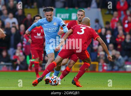 Jack Grealish de Manchester City (à gauche) et Fabinho de Liverpool en action lors du match de la Premier League à Anfield, Liverpool. Date de la photo: Dimanche 3 octobre 2021. Banque D'Images