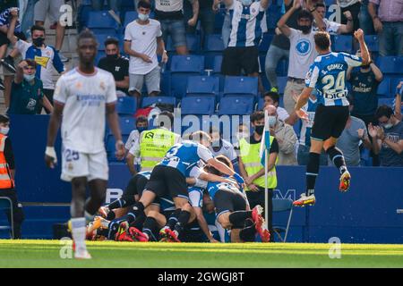 ESPAGNE, FOOTBALL, LA LIGA SANTANDER, RCDE VS REAL MADRID CF. Les joueurs du RCD Espanyol célèbrent le premier score de (11) Raúl de Tomás lors du match de la Liga Santander entre le RCD Espanyol et le Real Madrid CF au stade RCDE, Cornellà, Espagne, le 3 octobre 2021. © Joan Gosa 2021. Crédit : Joan Gosa Badia/Alay Live News Banque D'Images