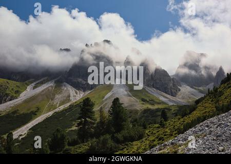 Belle vue sur le pic de montagne couvert dans les nuages du Tyrol.Nature dramatique avec Kalkkoegel en été. Banque D'Images