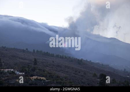 2021 Cumbre Vieja éruption volcanique (vue le matin de loin) sur l'île de la Palma, une des îles Canaries, gouvernée par l'Espagne. L'éruption o Banque D'Images