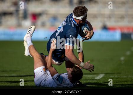 3 octobre 2021; AJ Bell Stadium, Eccles, Greater Manchester, Angleterre: Gallagher Premiership Rugby, sale v Exeter ; Cobus Weise de sale Sharks est abordé Banque D'Images