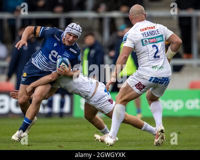 3 octobre 2021; AJ Bell Stadium, Eccles, Greater Manchester, Angleterre: Gallagher Premiership Rugby, sale v Exeter ; Curtis Langdon de sale Sharks est abordé Banque D'Images