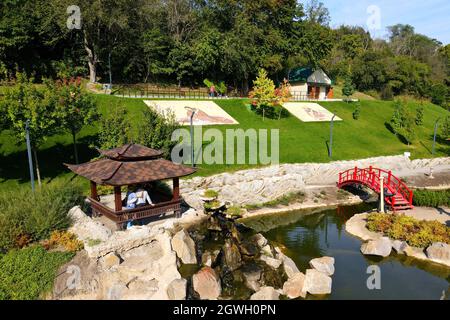 Un beau parc paysager, un lac, des pavillons en bois, un pont rouge dans le style japonais d'Uman, Ukraine, New Sofiyivka. Vue aérienne du drone Banque D'Images