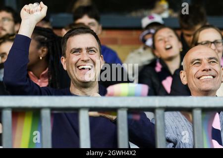 Londres, Royaume-Uni. 03ème octobre 2021. Un supporter est acclamé lors de la 2e partie de qualification de la Vitality Womens FA Cup entre Dulwich Hamlet et Herne Bay à Champion Hill à Londres, en Angleterre. Crédit: SPP Sport presse photo. /Alamy Live News Banque D'Images