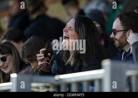 Londres, Royaume-Uni. 03ème octobre 2021. Dulwich Hamlet supporter riant le deuxième tour de qualification de la Vitality Womens FA Cup entre Dulwich Hamlet et Herne Bay à Champion Hill à Londres, en Angleterre. Crédit: SPP Sport presse photo. /Alamy Live News Banque D'Images