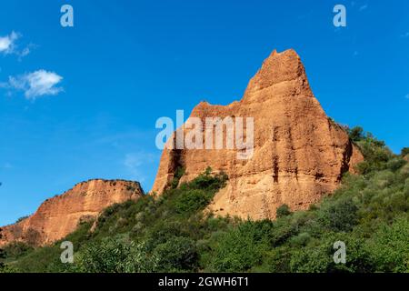 Les montagnes de naufrage d'orange vif au site historique de Las Medulas, classé au patrimoine mondial de l'exploitation aurifère, près de la ville de Ponferrada, dans la province de Leon, Cast Banque D'Images