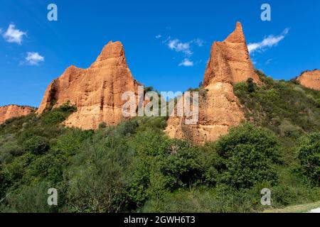 Des montagnes de naufrages lumineuses à l'historique mine d'or de Las Medulas, site des travaux de l'époque romaine près de la ville de Ponferrada dans la province de Leon, Castile an Banque D'Images