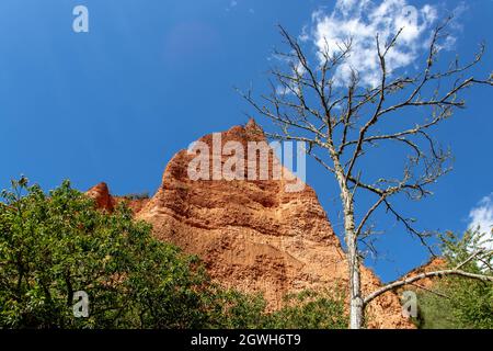 Paon rocheux et arbre sec sur le site historique d'exploitation aurifère de Las Medulas près de la ville de Ponferrada dans la province de Leon, Castille et Leon, Espagne. Banque D'Images