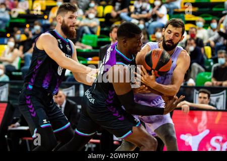 Bilbao, pays basque, ESPAGNE. 3 octobre 2021. ANGEL DELGADO (r) et NIKOLA MIROTIC (r) contestant le ballon lors du match de l'ACB de la Ligue entre Surne Bilbao basket et le FC Barcelone à l'arène Miribilla Bilbao. (Image de crédit : © Edu Del Fresno/ZUMA Press Wire) Banque D'Images