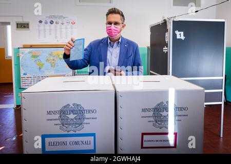 Bologne, Italie. 03ème octobre 2021. Matteo Lepore, candidat du Parti démocratique au maire de Bologne, a voté dans un bureau de vote au cours du premier tour des élections. Lepore est conseiller sortant pour la culture, le sport et le tourisme et, selon certains sondages, il pourrait être le vainqueur déjà au premier tour électoral. Crédit: Massimiliano Donati/Alay Live News Banque D'Images