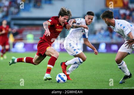 Nicolo' Zaniolo de Roma (L) vies pour le bal avec Samuele Ricci d'Empoli (R) pendant le championnat italien Serie Un match de football entre AS Roma et Empoli FC le 3 octobre 2021 au Stadio Olimpico à Rome, Italie - photo Federico Proietti / DPPI Banque D'Images