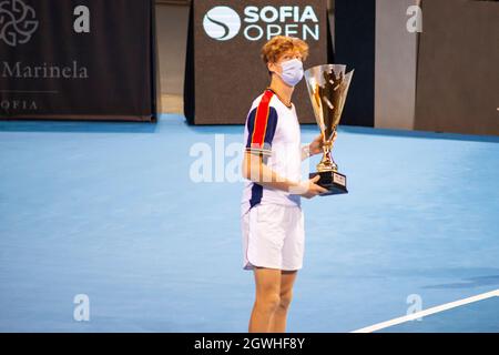 Jannik Sinner d'Italie avec le trophée célèbre comme vainqueur contre Gael Monfils de France après la finale du tournoi de tennis en salle Sofia Open 2021 ATP 250. Sinner a gagné 6:3 6:4 Banque D'Images