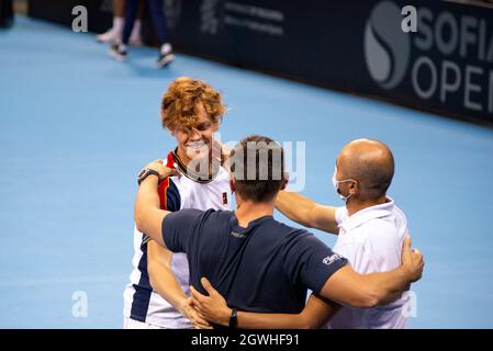 L'Italien Jannik Sinner célèbre avec son équipe comme vainqueur après la finale du tournoi de tennis en salle Sofia Open 2021 ATP 250. Sinner a gagné 6:3 6:4 contre Gael Monfils, de France. Alamy Live News Banque D'Images