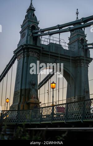 Hammersmith Bridge au crépuscule, Hammersmith, Londres, Angleterre, Royaume-Uni Banque D'Images