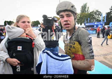 Wout belge Van Aert de l'équipe Jumbo-Visma et sa femme Sarah de Bie photographiés après la course d'élite masculine de l'épreuve cycliste 'Paris-Roubaix', 257 7k Banque D'Images