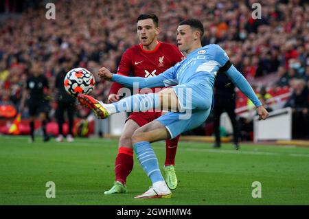 Phil Foden de Manchester City (à droite) et Andrew Robertson de Liverpool en action lors du match de la Premier League à Anfield, Liverpool. Date de la photo: Dimanche 3 octobre 2021. Banque D'Images