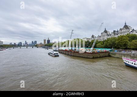 Victoria Embankment Foreshore site sur la rive nord de la Tamise: Thames Tideway tunnel Superewer infrastructure développement, Londres Banque D'Images