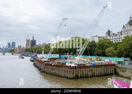 Victoria Embankment Foreshore site sur la rive nord de la Tamise: Thames Tideway tunnel Superewer infrastructure développement, Londres Banque D'Images
