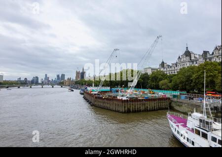 Victoria Embankment Foreshore site sur la rive nord de la Tamise: Thames Tideway tunnel aménagement de l'infrastructure de super-égout, Londres Banque D'Images