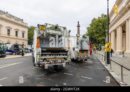 Arrière des véhicules d'élimination des déchets électriques Dennis pour City of Westminster Clean Streets de Veolia exposés au Pall Mall, dans le centre de Londres Banque D'Images