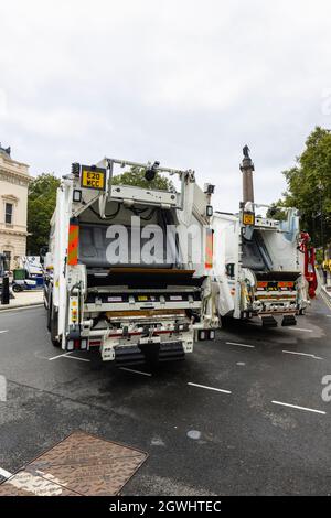 Arrière des véhicules d'élimination des déchets électriques Dennis pour City of Westminster Clean Streets de Veolia exposés au Pall Mall, dans le centre de Londres Banque D'Images