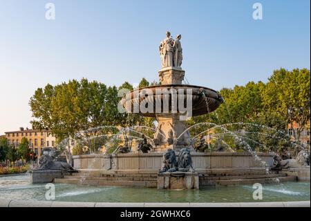 La fontaine de la rotonde est un point de repère de la place du général-de-Gaulleet marque le début du cours Mirabeau à Aix-en-Provence, en France Banque D'Images