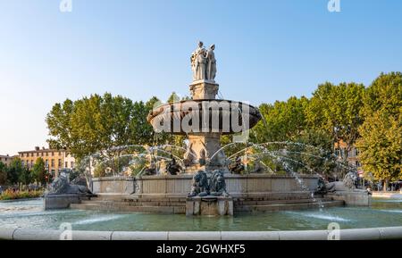 La fontaine de la rotonde est un point de repère de la place du général-de-Gaulleet marque le début du cours Mirabeau à Aix-en-Provence, en France Banque D'Images