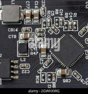 Les micropuces et les microcircuits sont installés sur une carte électronique moderne. Production de masse. Banque D'Images