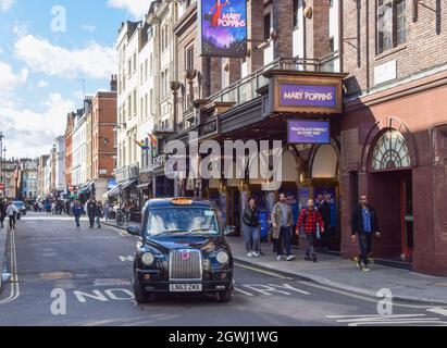 Londres, Royaume-Uni. 3 octobre 2021. La circulation revient à Old Compton Street à Soho le week-end tandis que la terrasse, les places de rue pour les bars et les restaurants, introduits pendant la pandémie du coronavirus, prend fin. Credit: Vuk Valcic / Alamy Live News Banque D'Images