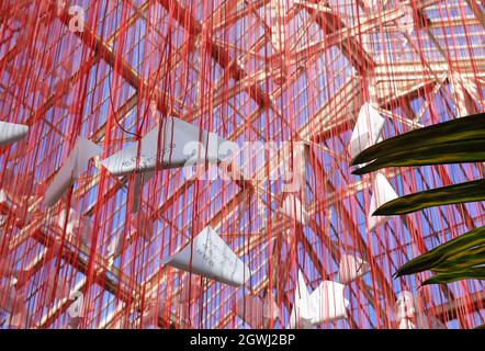 One Thousand Springs, une construction complexe de 5000 haikus suspendu dans une toile de fils rouges, par l'artiste japonais Chiharu Shiota, dans la Temperate House, la pièce maîtresse du Festival du Japon, à Kew Gardens, Londres, Royaume-Uni Banque D'Images