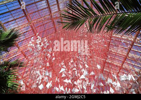 One Thousand Springs, une construction complexe de 5000 haikus suspendu dans une toile de fils rouges, par l'artiste japonais Chiharu Shiota, dans la Temperate House, la pièce maîtresse du Festival du Japon, à Kew Gardens, Londres, Royaume-Uni Banque D'Images